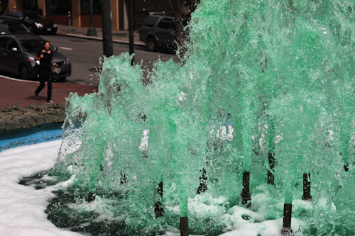 Grünes Wasser im Springbrunnen
